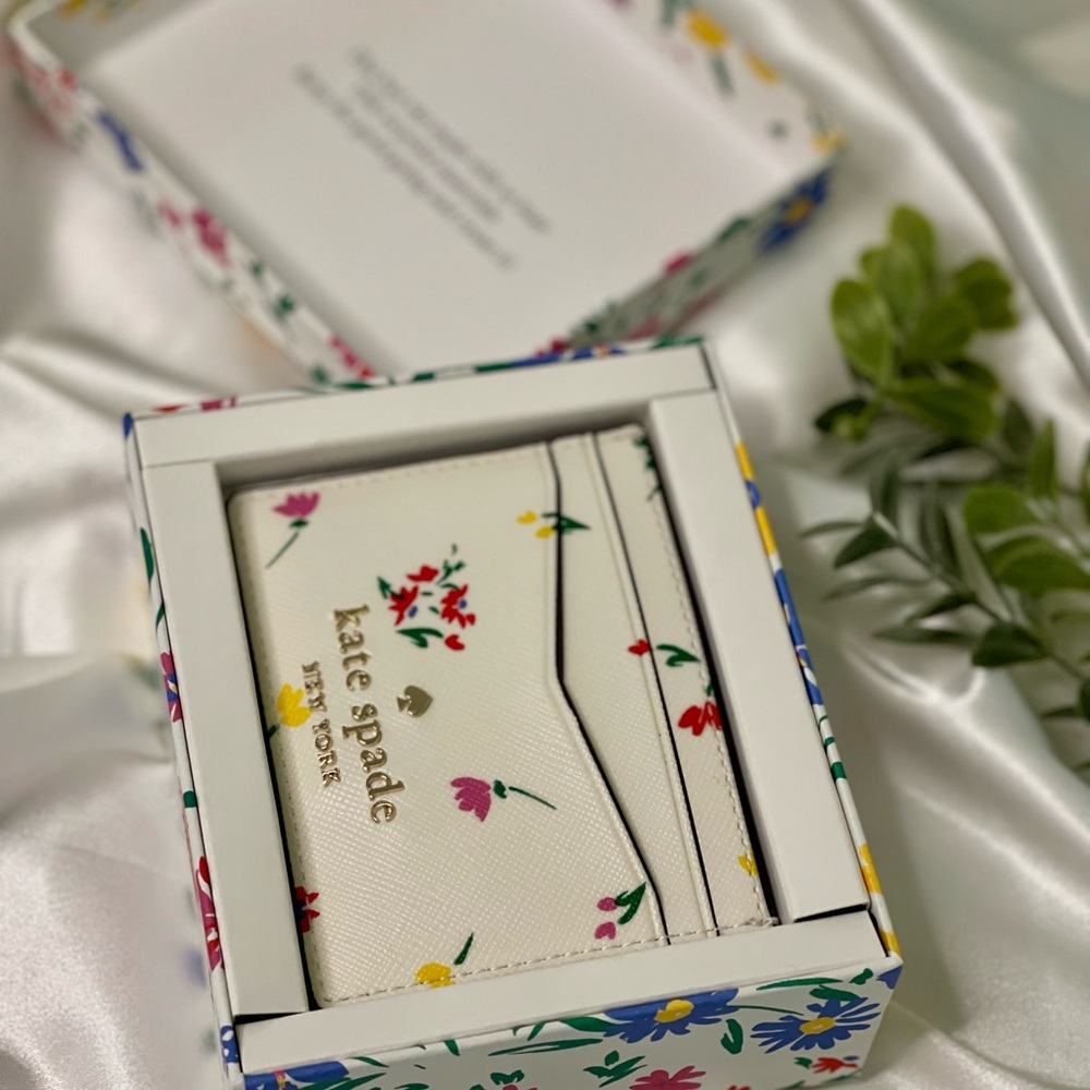 * NWT * Kate Spade Flower Print Staci Small Slim Card Holder